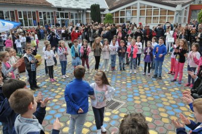 FOTO: Plesom 600-tinjak učenika započeo Dan kulture u 6. osnovnoj školi