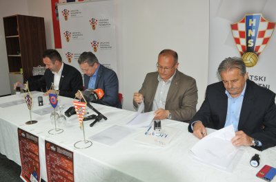 Nenad Horvatić, Damir Vrbanović, Alen Runac i Stjepan Cvek ( s lijeva) bili su potpisnici ugovora