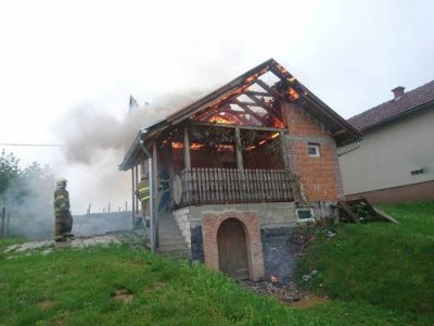 FOTO: Ludbreški vatrogasci borili se s požarom vikendice