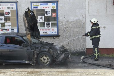 FOTO Zapalio se parkirani automobil na raskrižju Gospodarske i Zagrebačke ul.