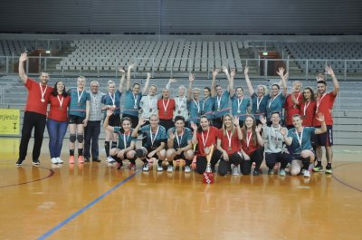 Rukometašice Koke s trenerima i upravom kluba s osvijenim medaljama i peharom za 3. mjesto