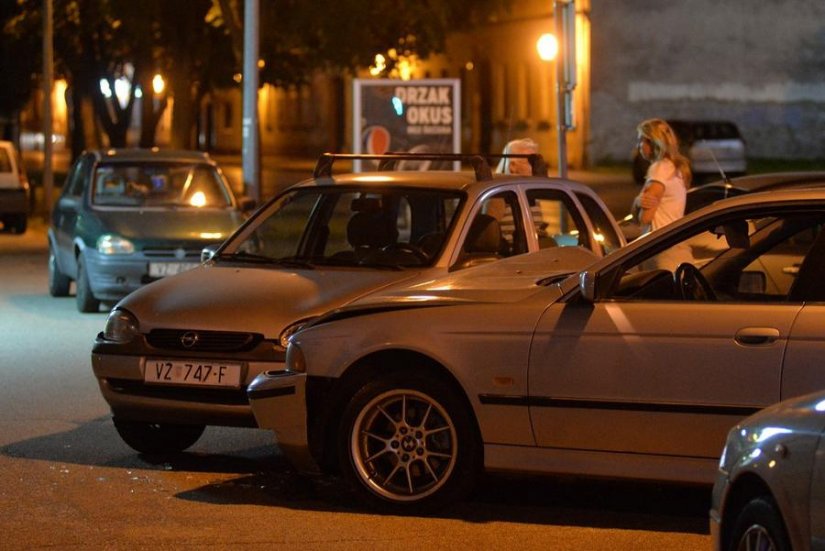 FOTO S 1,98 promila u Zagrebačkoj sletio s ceste u parkirana vozila i parkirni automat