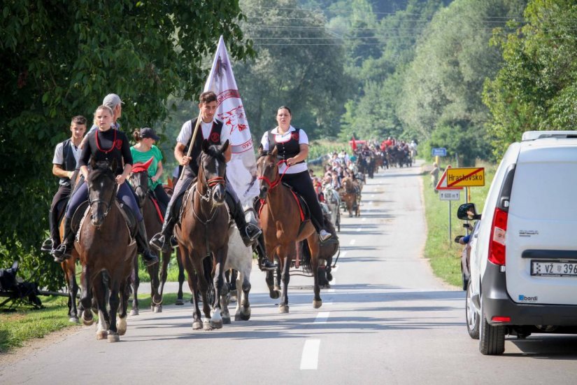 Na Dan pobjede i domovinske zahvalnosti svečani konjički mimohod kroz Vinicu