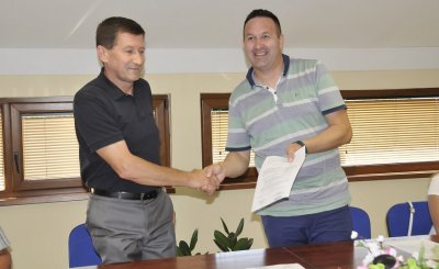 Ugovor su potpisali načelnik Općine Nenad Horvatić (desno) i v.d. direktor Varkoma Marija Cesarec