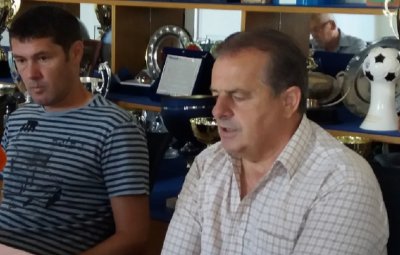 Predsjednik kluba Stjepan Cvek (desno) i trener Zoran Kastel na današnjem susretu s noviarima u klubu