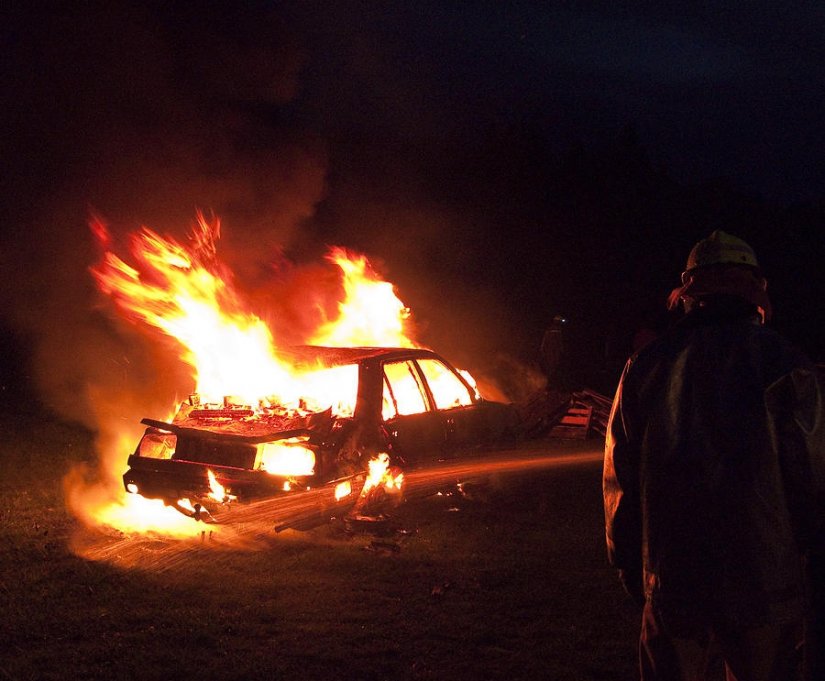 Vinički vatrogasci spriječili širenje požara s auta na vikendicu