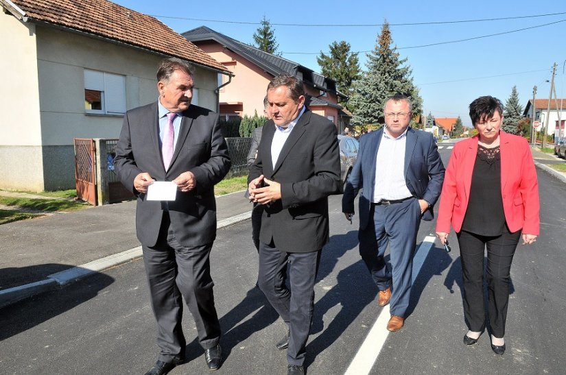 Župan Radimir Čačić s načelnikom Općine Zvonkom Šamecom u šetnji Dravskom ulicom u Trnovcu