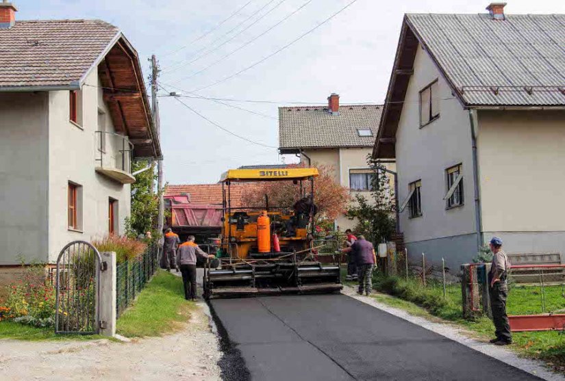Novi asfalt na dvije cestovne dionice u Ivancu