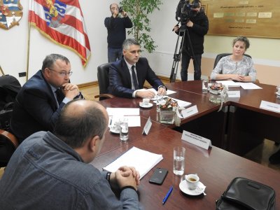 Nenad Koščak (sredina) predsjeda na sastanku svih zimskih službi