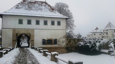 Stari grad prekriven snijegom