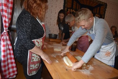 U sklopu projekta &quot;Detox&quot; u Vinici pekli tradicionalne kolače i učili o nošnji