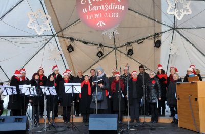 FOTO Koncert zbora Kapela Paulina Warasdin uljepšao subotnju šetnju Varaždinom