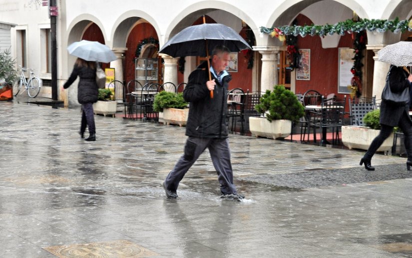 Kiša opet zadaje probleme pješacima na varaždinskom Korzu