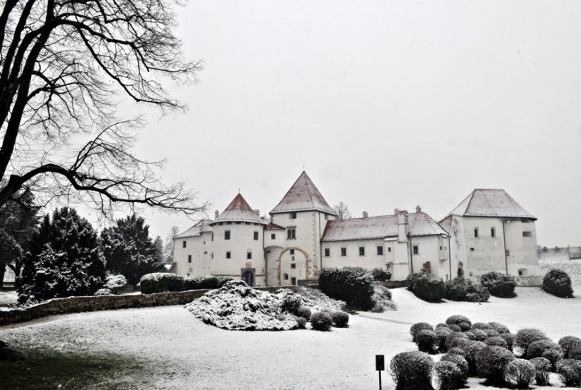 FOTO: Bajkoviti Stari grad zasjao pokriven snježnim pahuljama