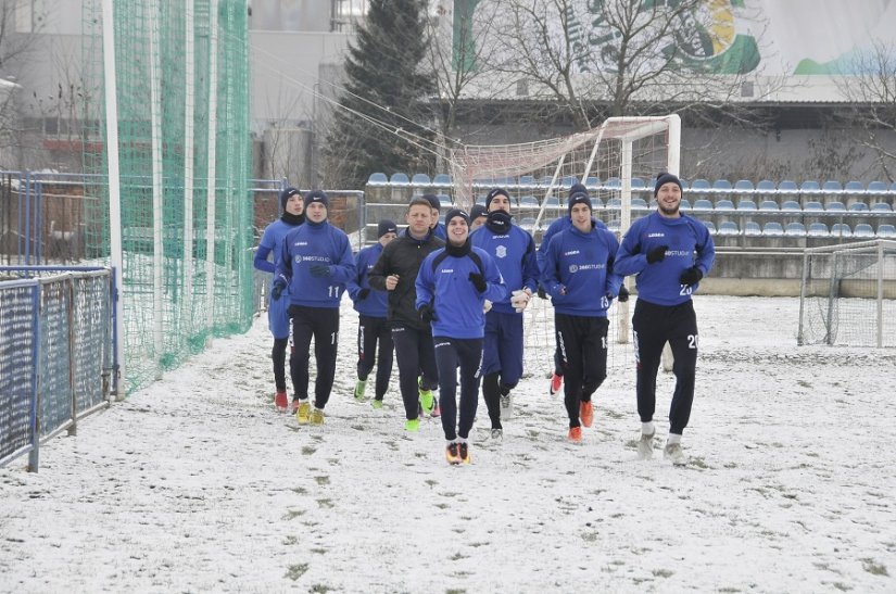 Unatoč snijegu i nepovoljnim uvjetima nogometaši Varaždina odrađuju planirane pripreme na stadionu Varteksa