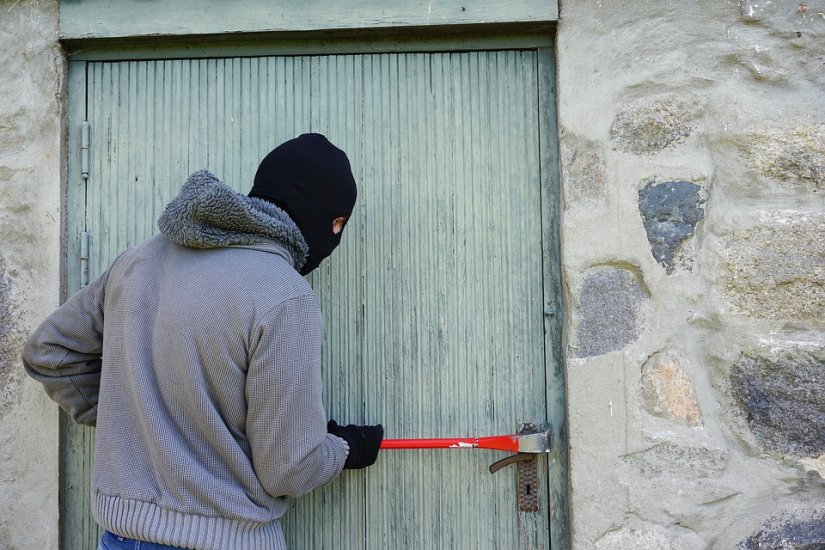 Lopov provalio u kuću u Očuri, ženi u trgovini u Varaždinu ukrali mobitel