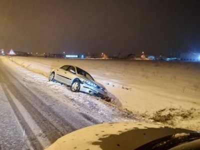 Gust snijeg stvara velike probleme u prometu u Ivancu, a jedno je vozilo sletjelo s ceste