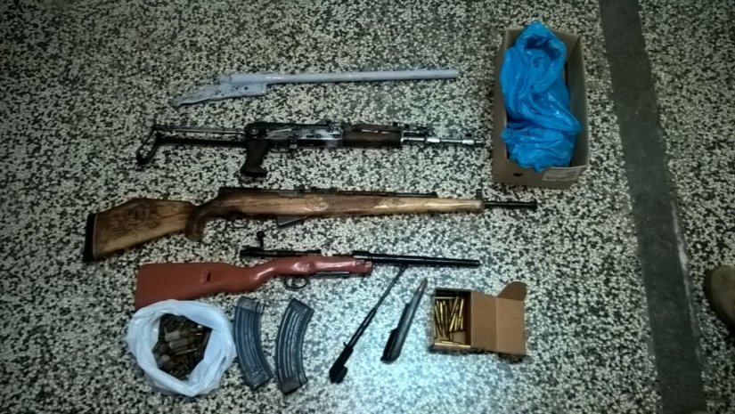 Policajci iz Novog Marofa kod 40-godišnjaka pronašli hrpu oružja