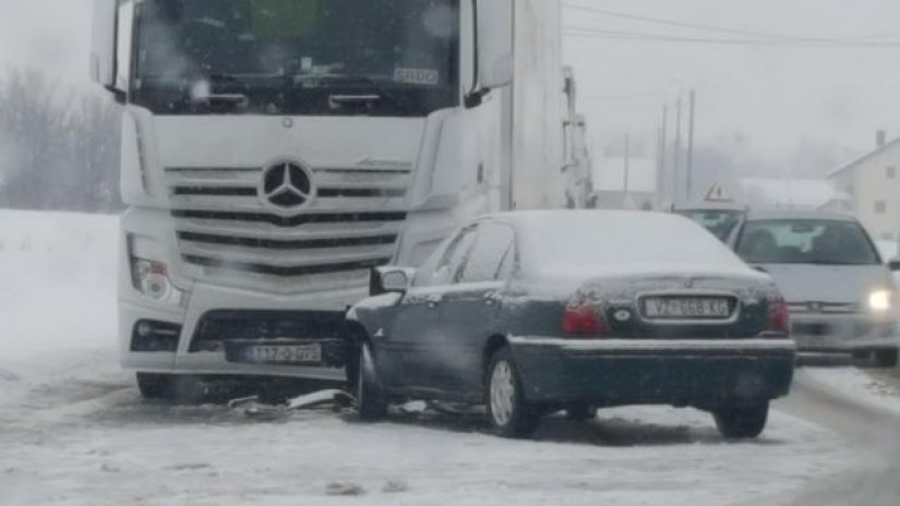 FOTO U Petrijancu se sudarila dva automobila i kamion, ozlijeđena jedna osoba