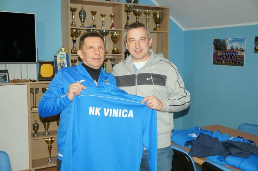 Predrag Štromar donirao trenirke nogometnom klubu Vinica