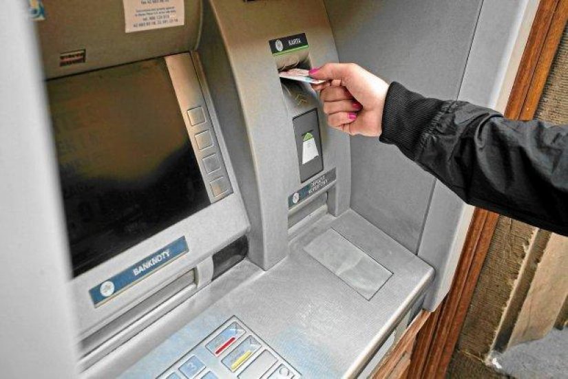 Umjesto klijenata, novac s bankomata uzimao - Mađar