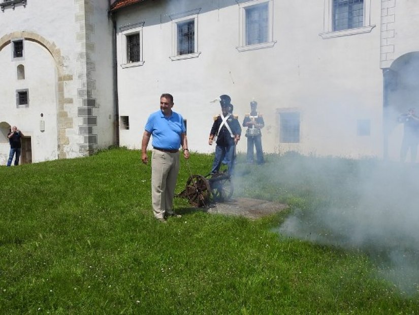 FOTO Na Starome gradu točno u podne iz topa zapucao župan Čačić