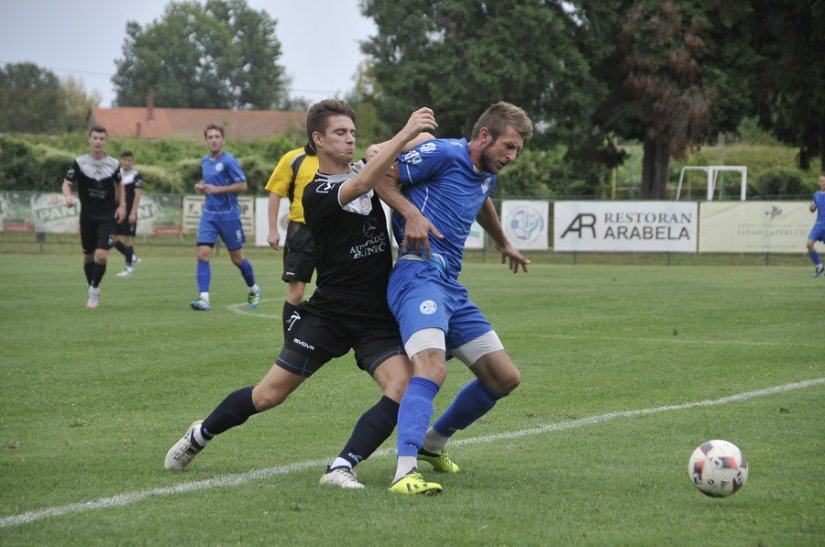 Nikola Valjak (plavi) postigao je vodeći gol za Podravinu u današnjem derbiju s Bednjom