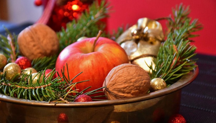 Za ukrašavanje se koristilo i crvene jabuke božićnice te orahe