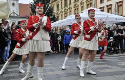VIDEO, FOTO: Varaždinske mažoretkinje nastupile na Adventu u Varaždinu