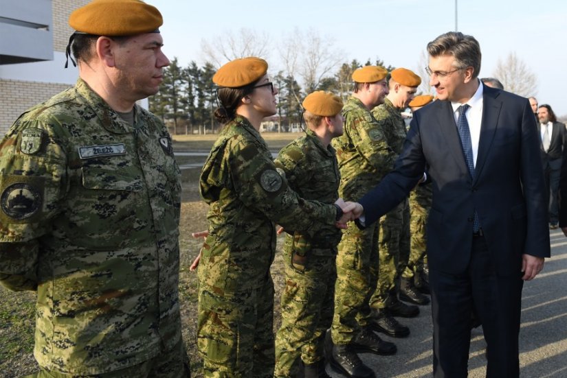 Predsjednik Vlade zadovoljan uvjetima rada u vojarni 7. gardijske brigade Puma