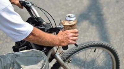 U pijanom stanju vozio bicikl te pao na kolnik nakon sudara s nosačem za bicikle