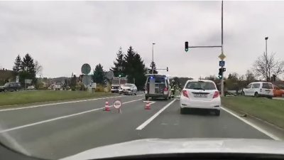 VIDEO: Nesreća u Turčinu između dva osobna vozila bez ozbiljnijih posljedica