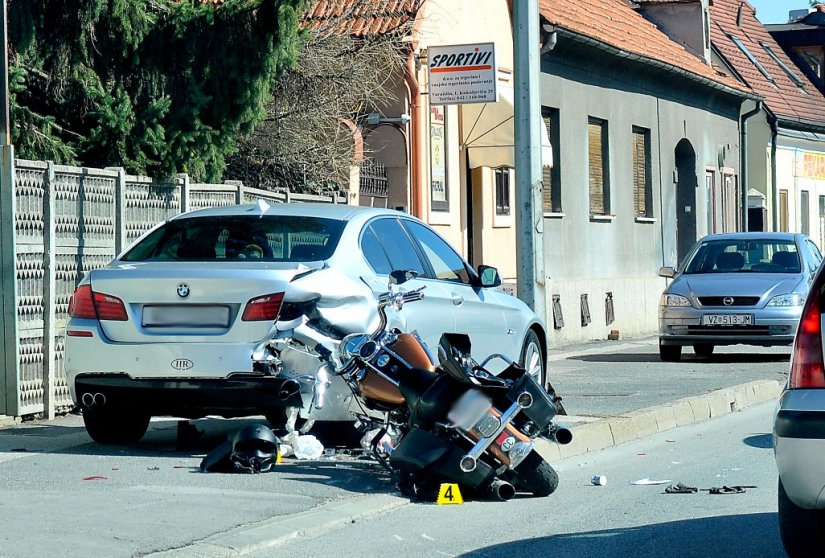 Motocikl švicarskih tablica jutros se u Kukuljevićevoj ulici zaletio u parkirani BMW