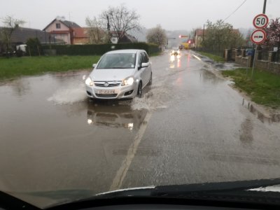 Obilne kiše poplavile cestu koja povezuje Gornje Ladanje i Novu Ves