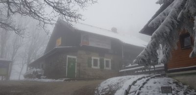 Pogledajte kako je snijeg zabijelio Ivančicu, skrivenu u magli