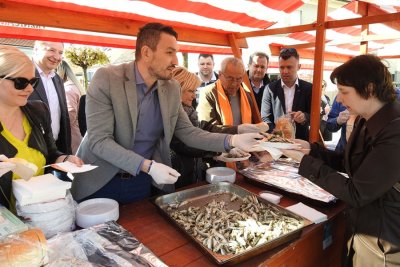 Varaždinski HNS na Gradskoj tržnici podijelio više od 500 porcija ribica i pisanica