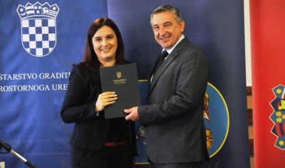 Ugovor je od ministra Predraga Štromara primila zamjenica načelnika Maja Bahunek