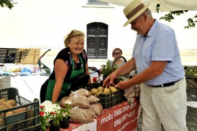 FOTO Med, sirevi, rakija, pa i domaći krumpir mamili Varaždince na drugom Županijskom placu