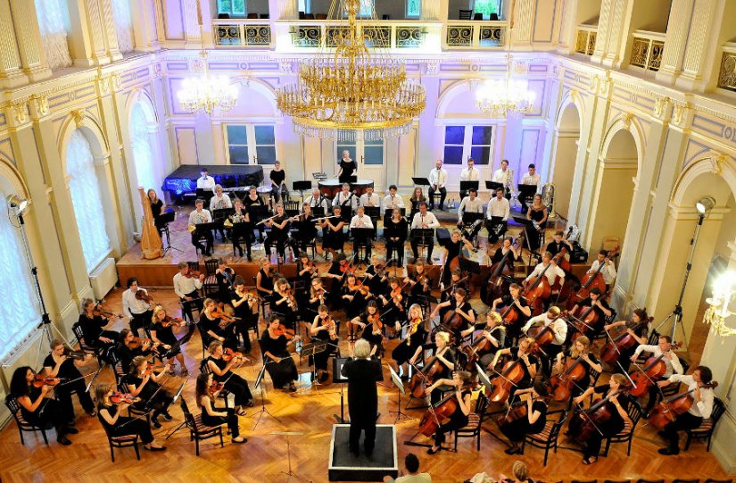 Mladi glazbenici okupljeni u Crea orkestar iz Amsterdama oduševili varaždinsku publiku