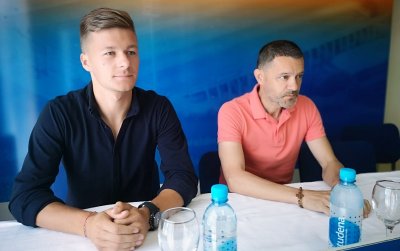 Marko Stolnik (lijevo) i trener momčadi Borimir Perković na današnjem druženju s novinarima u klubu