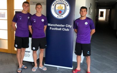 Marin Mašić, Dominik Vrtarić i Jozef Kuqi (s lijeva) imali su priliku trenirati u kampu Manchester Cityja u Novigradu