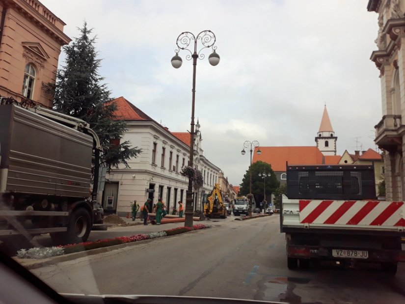 Djelomično zatvorene prometnice na Trgu Slobode kod Hrvatske pošte zbog radova Varkoma