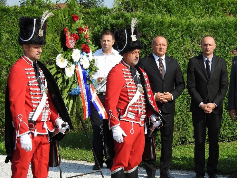 FOTO Odana počast kod Spomen obilježja hrvatskim braniteljima na varaždinskom groblju
