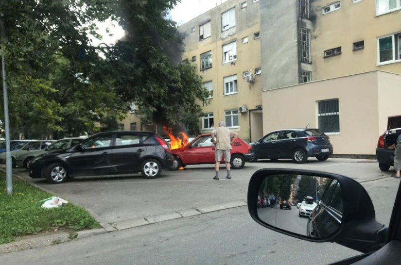 Zapalio se auto na parkiralištu na Banfici, požar ugasili vatrogasci JVP Varaždin