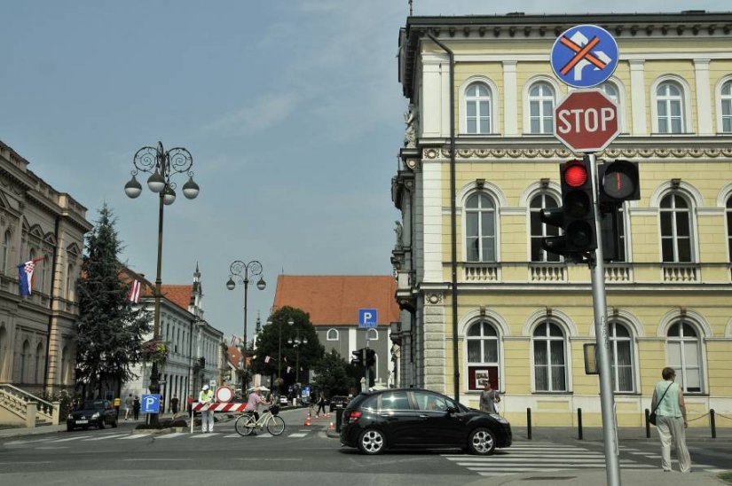 FOTOKRITIKA  Zbunjujuće upute s prometnog znaka kod HNK Varaždin: zabranjeno ravno i desno, kamo?