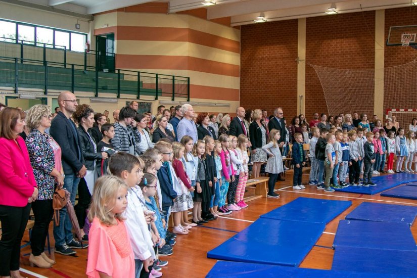 FOTO: Pjesmom i veseljem dočekani prvašići u Osnovnoj školi Sračinec