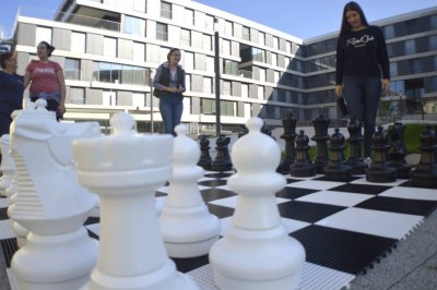FOTO Studentski centar Varaždin studentima zaželio sretnu akademsku godinu uz veliki šah
