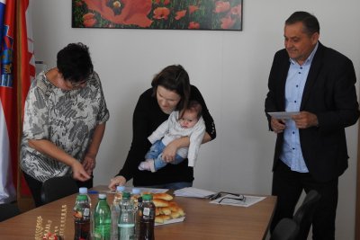FOTO: Općina T. Bartolovečki podijelila financijsku pomoć za 14 novorođenih beba