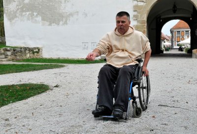 Na Starom gradu uredili staze za osobe s invaliditetom, a oni i dalje ne mogu prolaziti!?