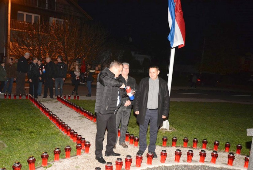 Dan sjećanja na žrtvu Vukovara obilježen kod spomenika poginulim braniteljima Ž. Šilecu i I. Kurteku